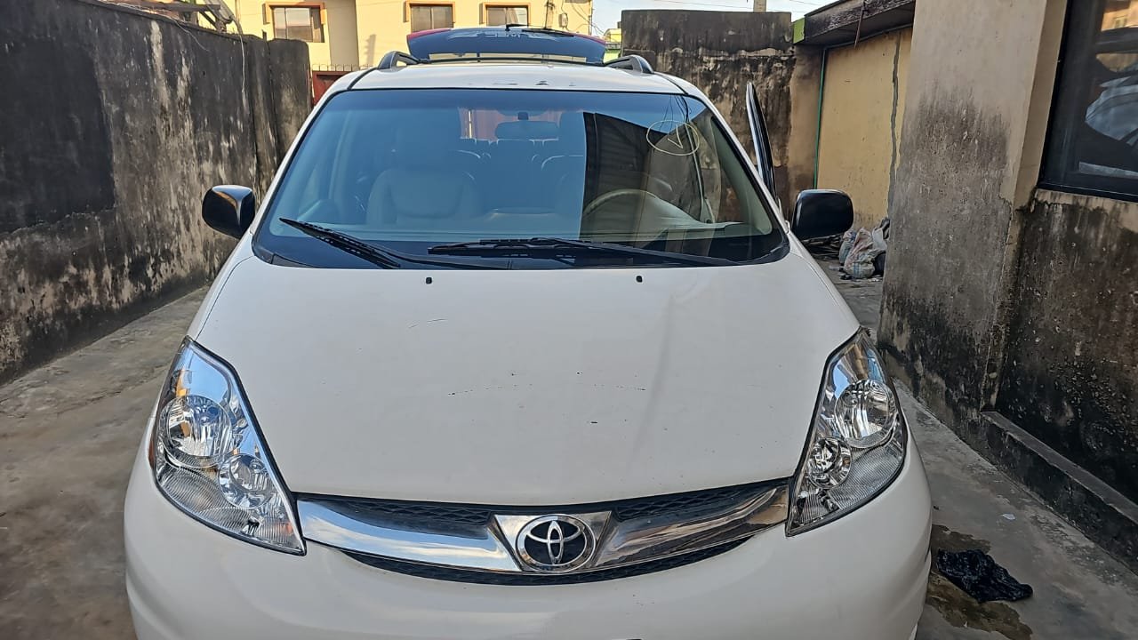 2016 Toyota Sienna exterior photo